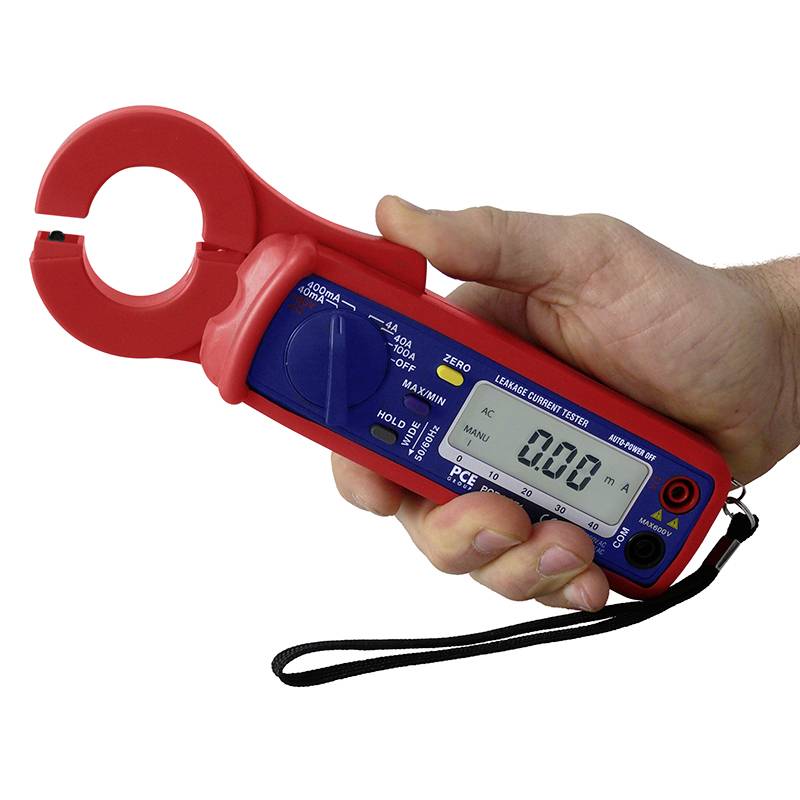 Ein Messgerät mit einer roten Zange wird von einer Hand gehalten, auf dem Display wird '0.00 mA/A' angezeigt.