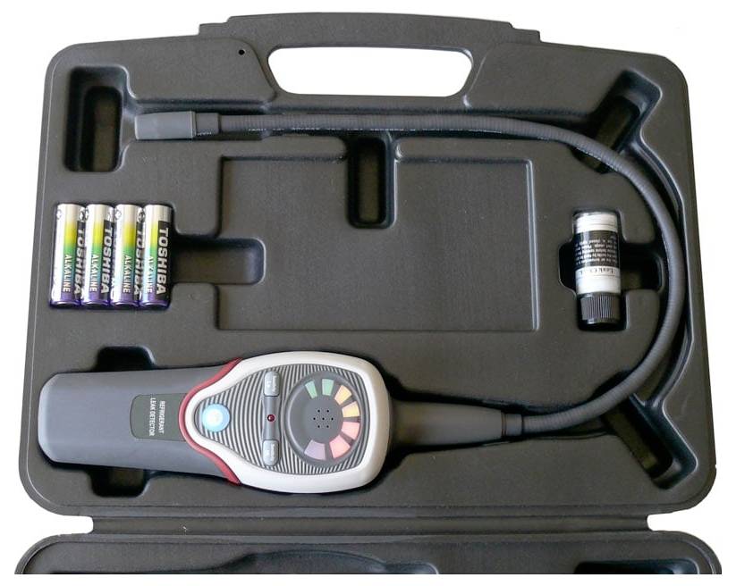 Tragbares Diagnoseset in einem robusten Hartschalenkoffer mit einem tragbaren Detektor, vier Batterien und einer kabelgebundenen Sensorsonde.