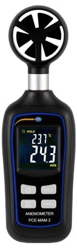 Tragbares digitales Anemometer, das auf seinem Display eine Windgeschwindigkeit von 24,3 m/s und eine Temperatur von 23,7°C anzeigt.