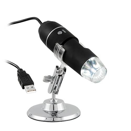 USB-betriebenes digitales Mikroskop auf einem Ständer, das die beleuchtete Linse und ein USB-Kabel mit Stecker zeigt.