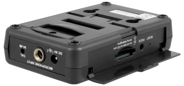 Schwarze kabellose Mikrofonempfängereinheit mit beschrifteten Ein- und Ausgangsbuchsen und einem klappbaren Batteriefach, dargestellt auf weißem Hintergrund.