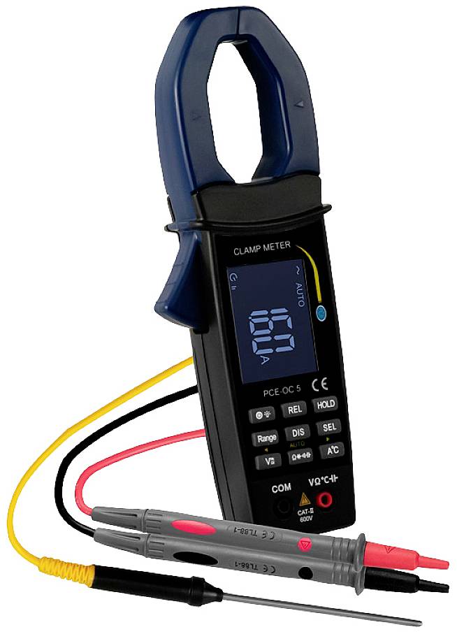 Ein digitales Strommessgerät (Zangenamperemeter) mit blauer Klemme und digitalen Display. Zwei verbundene Messfühler mit roten und schwarzen Kabeln.