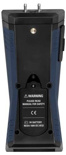 Rückansicht eines schwarzen tragbaren elektronischen Geräts mit blauen seitlichen Griffen, das ein Batteriefach mit der Aufschrift „WARNUNG BITTE BEDIENUNGSANLEITUNG FÜR SICHERHEIT LESEN