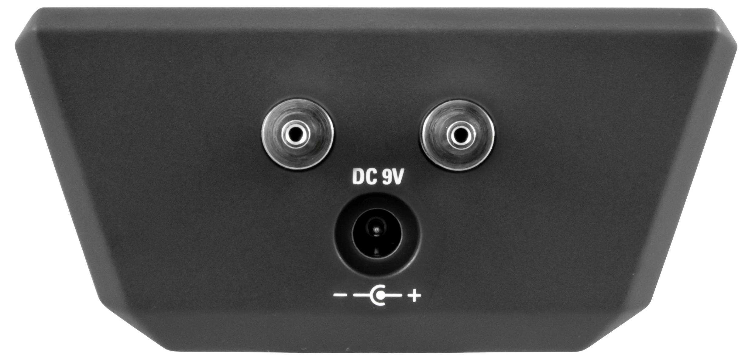Rückseite eines Geräts mit zwei runden Eingangsbuchsen und einem DC 9V-Stromstecker mit der Bezeichnung 
