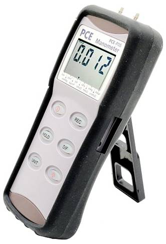 Tragbares PCE-Manometer auf einem Ständer, digitales Display zeigt 0,12 an, mit Steuerungstasten auf der Vorderseite.