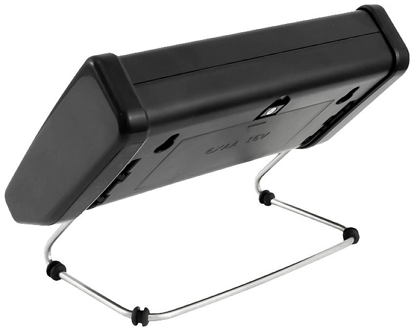 Ein schräg gestelltes, schwarzes elektronisches Gerät auf einem Metallständer, möglicherweise ein Mess- oder Anzeigegerät.