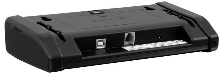 Schwarzes elektronisches Gerät mit flacher Oberseite und vorderen Anschlüssen, einschließlich USB-Anschluss und Ethernet-Buchse, auf weißem Hintergrund abgebildet.