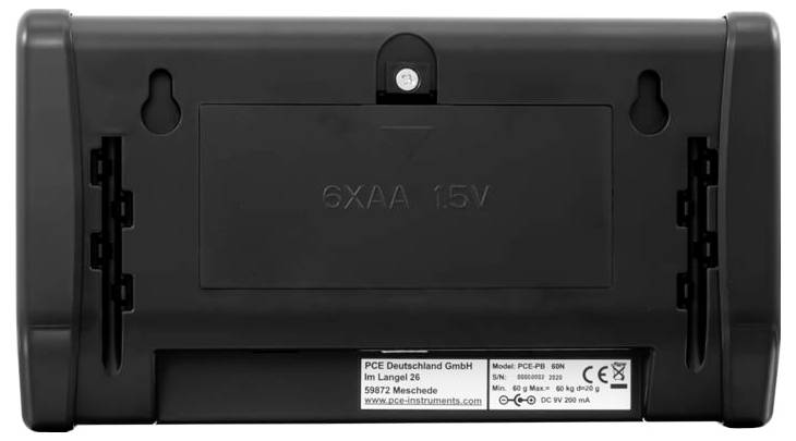 Rückseite eines schwarzen elektronischen Geräts mit einem aufklappbaren Batteriefach mit der Aufschrift „6XAA 1,5V