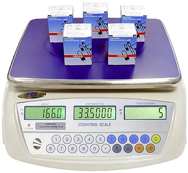 Fünf rechteckige Kartons auf einer digitalen Zählwaage angezeigt, mit einem Gewicht von 166 Gramm für insgesamt fünf Einheiten.