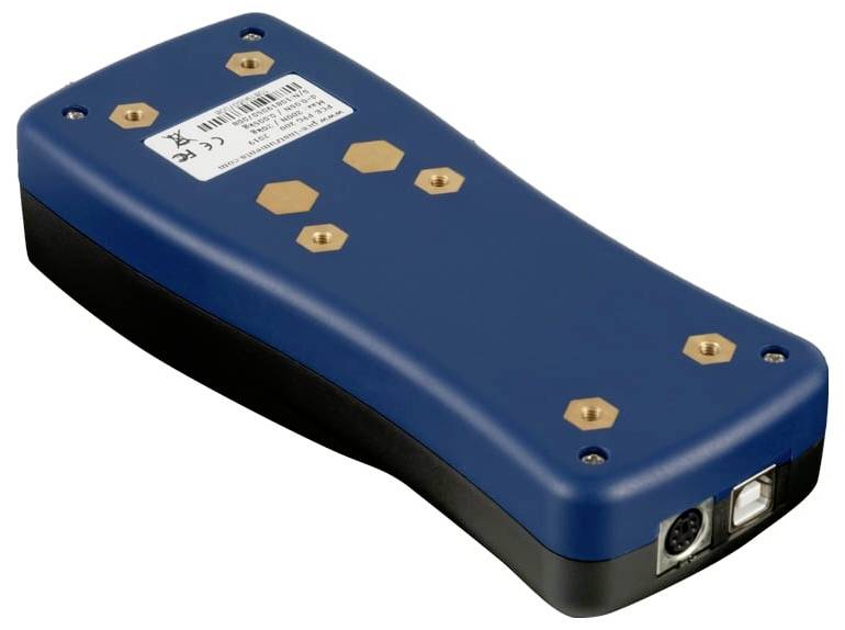 Blaues tragbares elektronisches Gerät mit einer Beschriftung oben, sechskantigen Befestigungselementen und einer Anschlussbuchse an einem Ende.