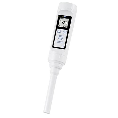 Tragbarer digitaler Flüssigkeitstester in Weiß mit LCD-Display und langer Sonde auf neutralem Hintergrund.