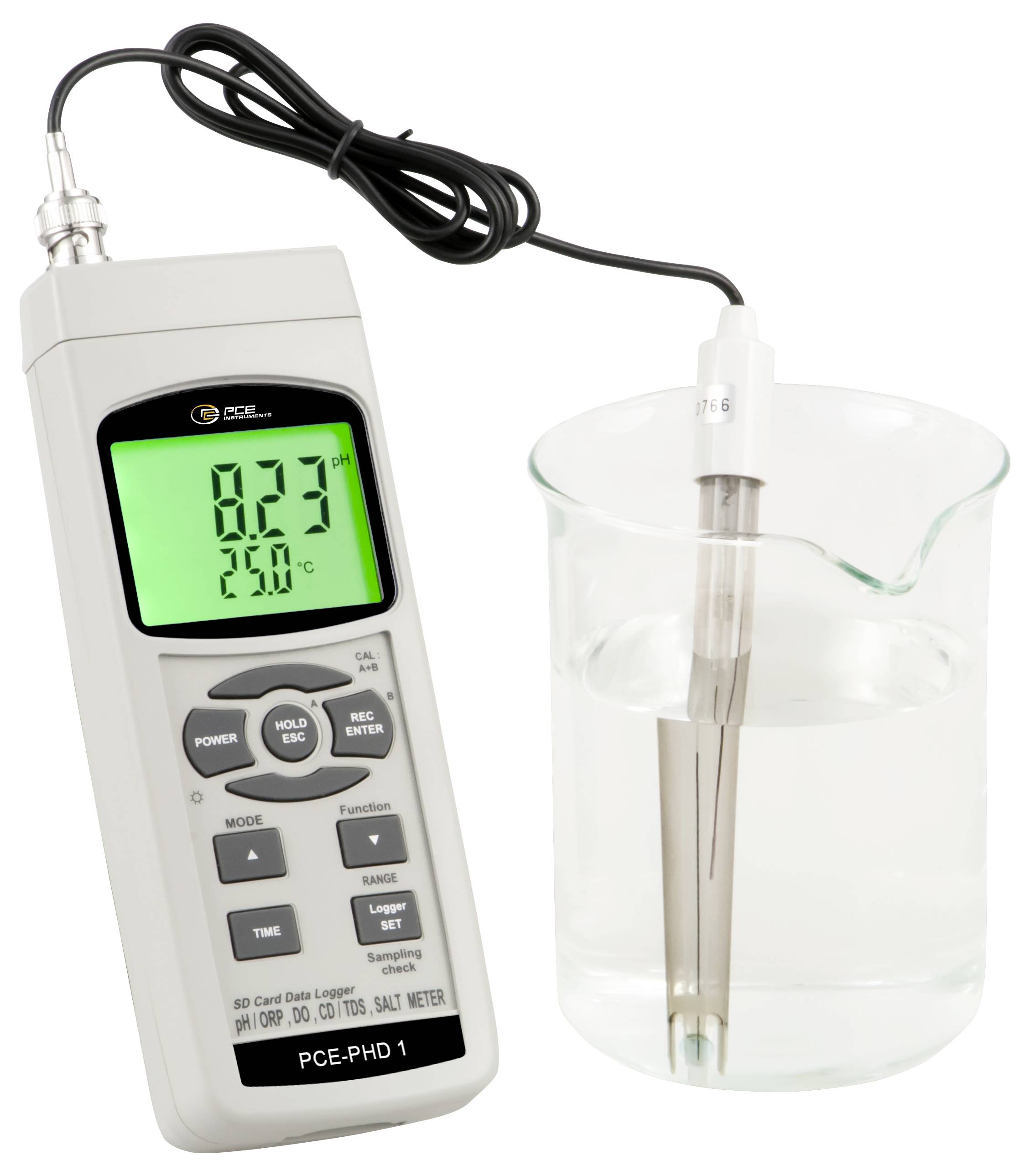 Tragbares pH-Messgerät mit Sonde in einem Becherglas mit Wasser, das eine pH-Anzeige auf dem Bildschirm anzeigt.