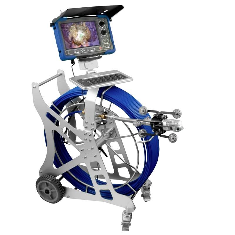Robotische Rohrinspektionskamera auf Spule mit Monitor, Tastatur und fahrbarem Metallgestell zur Abwasser- oder Rohrleitungsprüfung.
