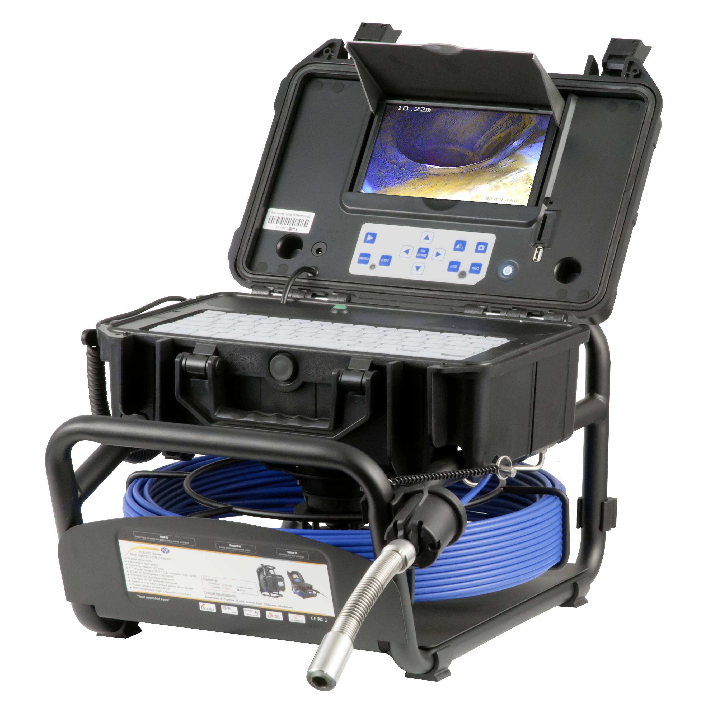 Tragbares Rohrinspektionskamerasystem mit integriertem Monitor, Bedienfeld, aufgerolltem Kabel und flexibler Sonde auf einem fahrbaren Koffer.