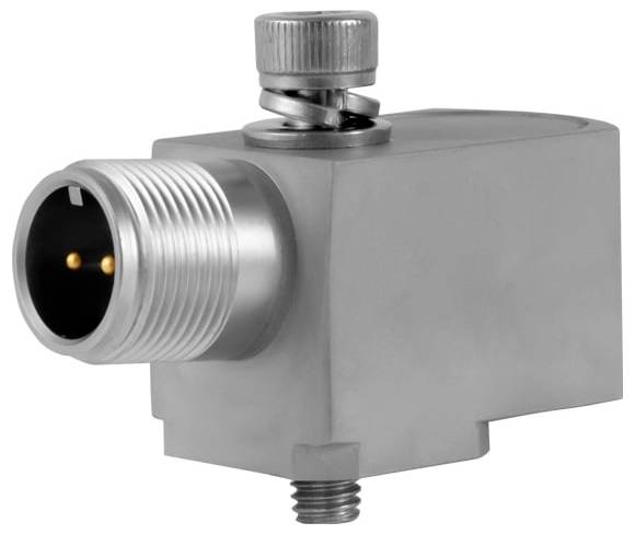 Metallischer Industriesensor oder Stecker mit gewindeförmigem zylindrischem Anschluss und oberer Einstellschraube, isoliert auf weißem Hintergrund dargestellt.