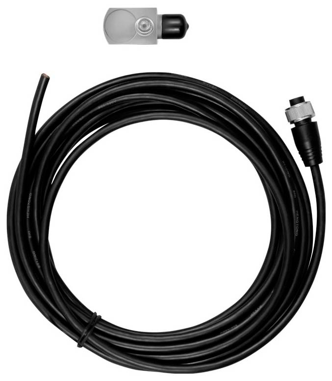 Gerolltes schwarzes Kabel mit einem Stecker an einem Ende und einer Metallfassung, die oben darauf auf weißem Hintergrund abgebildet ist.