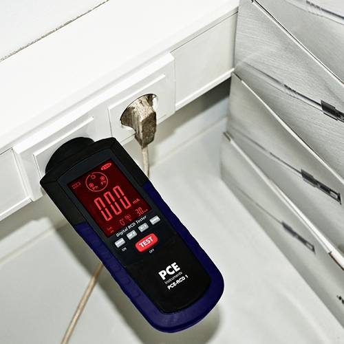 Ein Messgerät misst Erdungswiderstand in einer Steckdose. Das Display zeigt '0.00 Ohm'. Gerät von Marke PCE, Modell PCE-ECT 50.