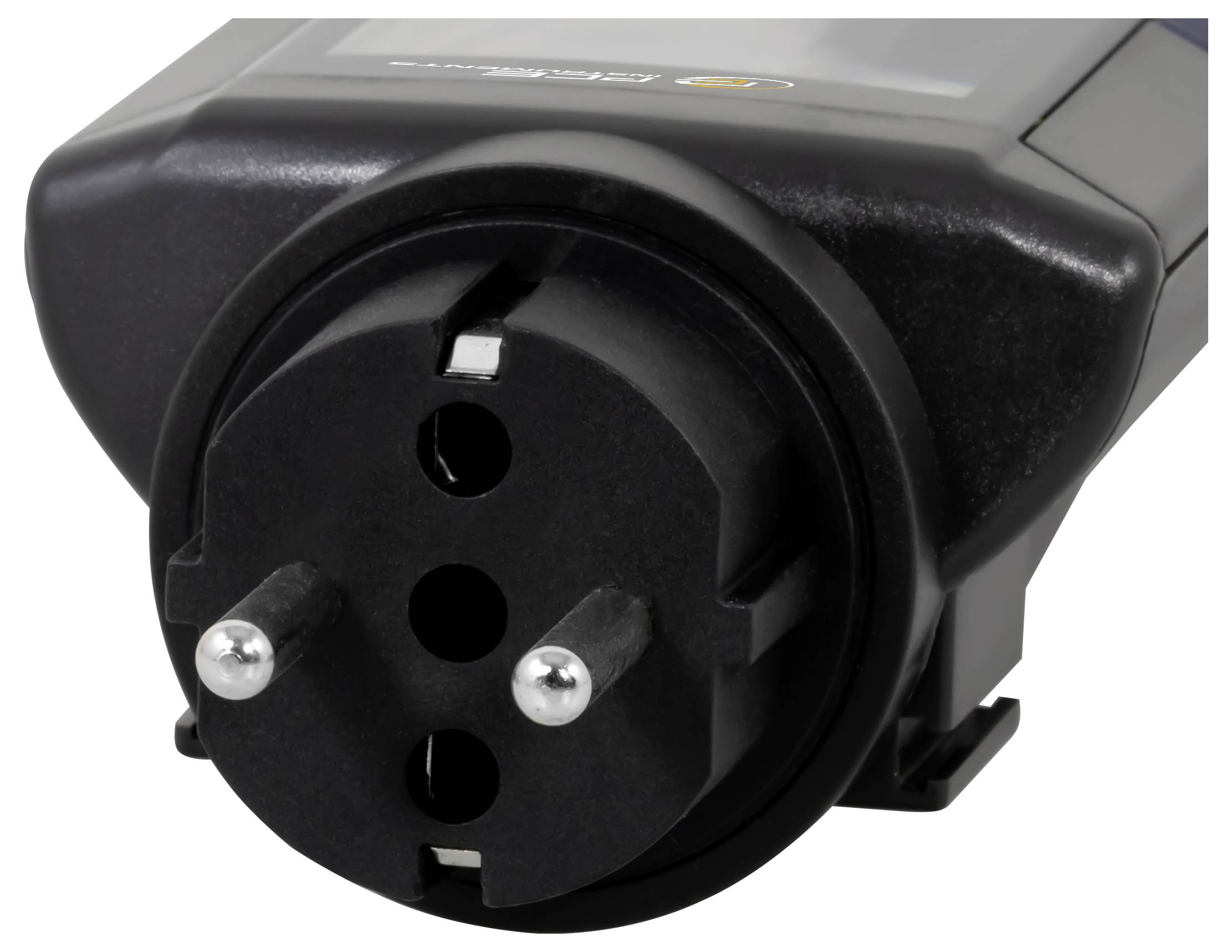 Nahaufnahme eines schwarzen Elektrostecker-Adapters mit zwei runden Metallstiften und einer kreisförmigen Steckdosenöffnung.
