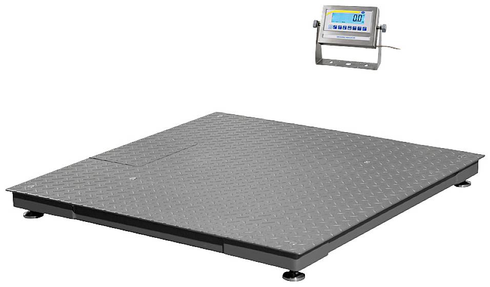 Eine industrielle Bodenwaage mit digitalem Anzeigegerät, geeignet für das Wiegen schwerer Lasten in einem Lager- oder Fabrikumfeld.