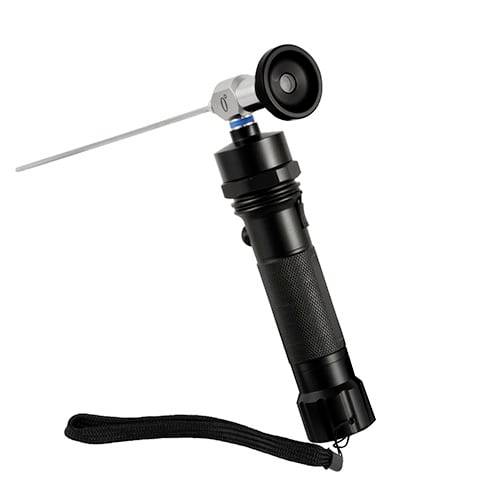 Schwarzes tragbares Inspektionsskop mit gewinkltem Okular, langer Sonde und Handgelenkschlaufe auf weißem Hintergrund.