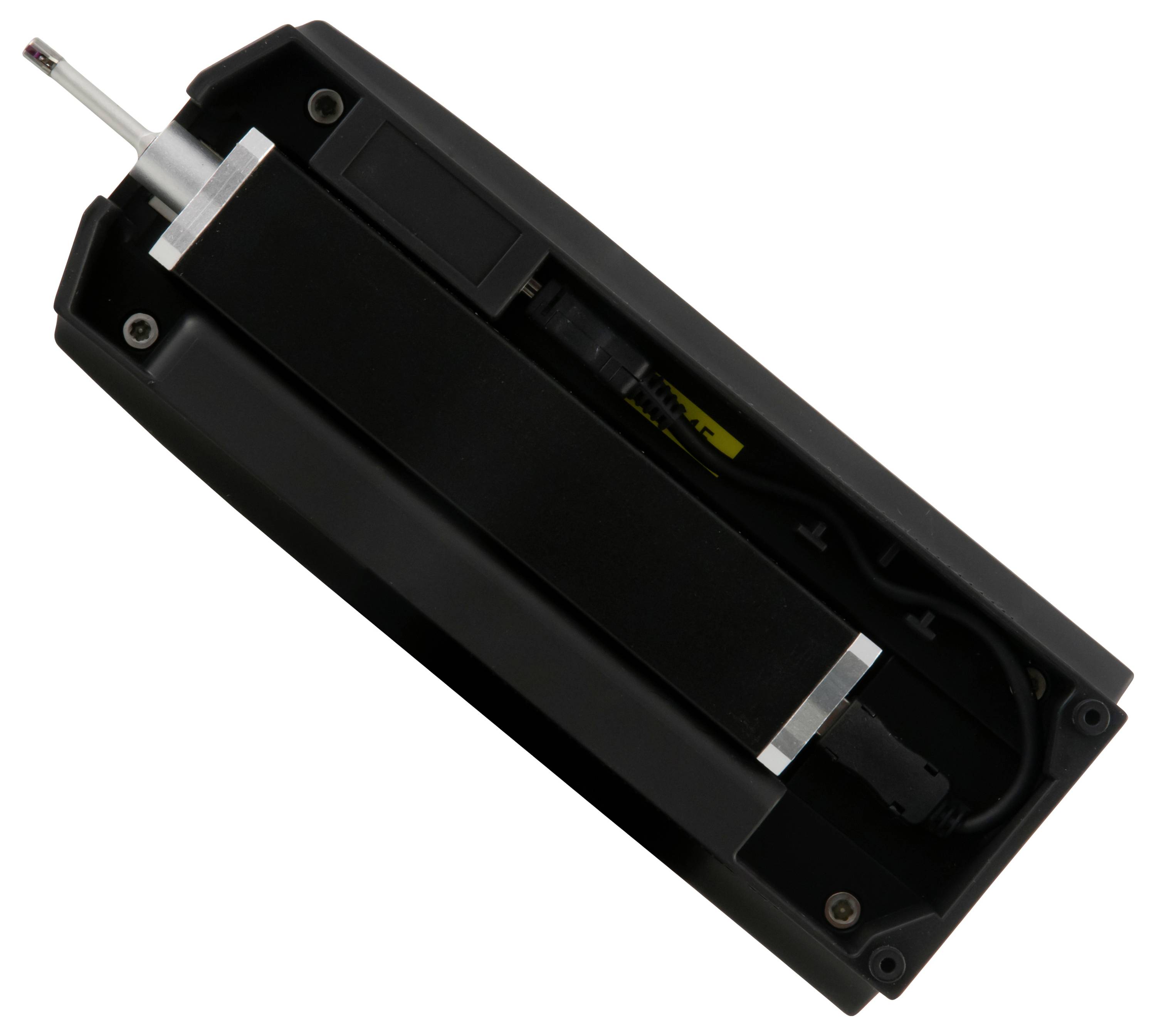 Schwarzes Batteriefach mit einer federbelasteten Metallverbindung und angebrachter Verdrahtung, abgebildet vor weißem Hintergrund.