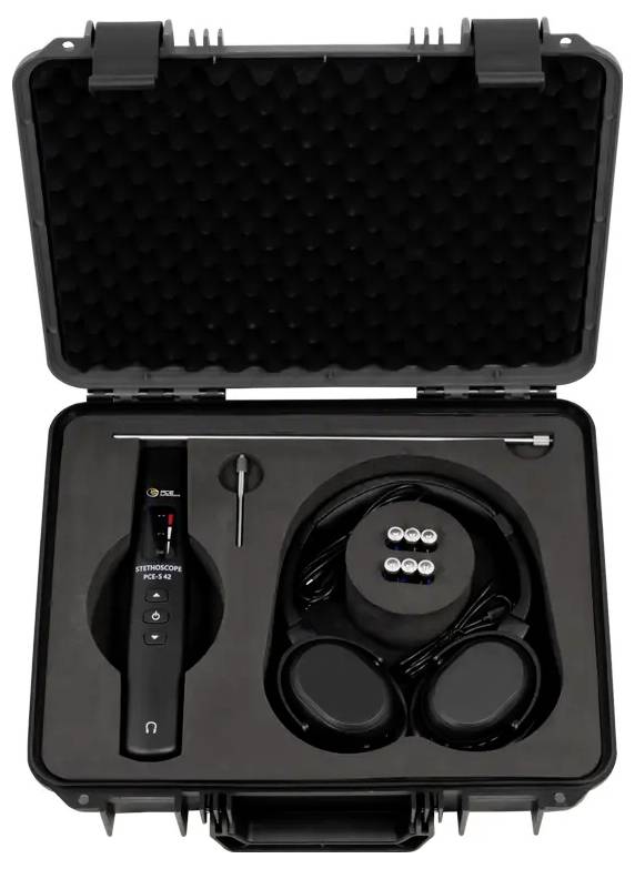 Geschlossener Koffer mit Kopfhörern, einem kabellosen Mikrofon und einem kleinen Ständer. Schaumstoffpolsterung schützt die Ausrüstung im Inneren.