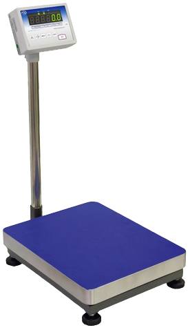 Elektronische Waage mit digitalem Display auf einer Metallstange, große blaue Plattform auf dem Boden. Wird zum Wiegen von Objekten verwendet.