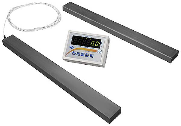 Zwei lange, schwarze Messbalken mit einem digitalen Anzeigegerät, das Messwerte auf einem Bildschirm zeigt. Kabel verbunden mit Balken.