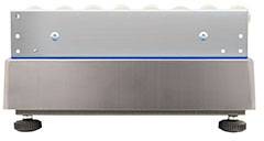 Silbernes Metallgehäuse mit blauem Streifen und Kühllöchern oben, möglicherweise ein elektronisches Gerät oder Lautsprecher.