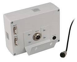 Ein elektronisches Gerät mit mehreren Anschlüssen an der Seite und einem abnehmbaren Kabel, das für technische Verbindungen genutzt wird.