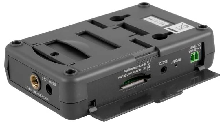 Schwarzes Elektronikgeräte-Modul mit Befestigungspunkten, Lüftungsöffnungen, Anschlüssen und einem grünen Stecker auf der Seite, auf weißem Hintergrund dargestellt.