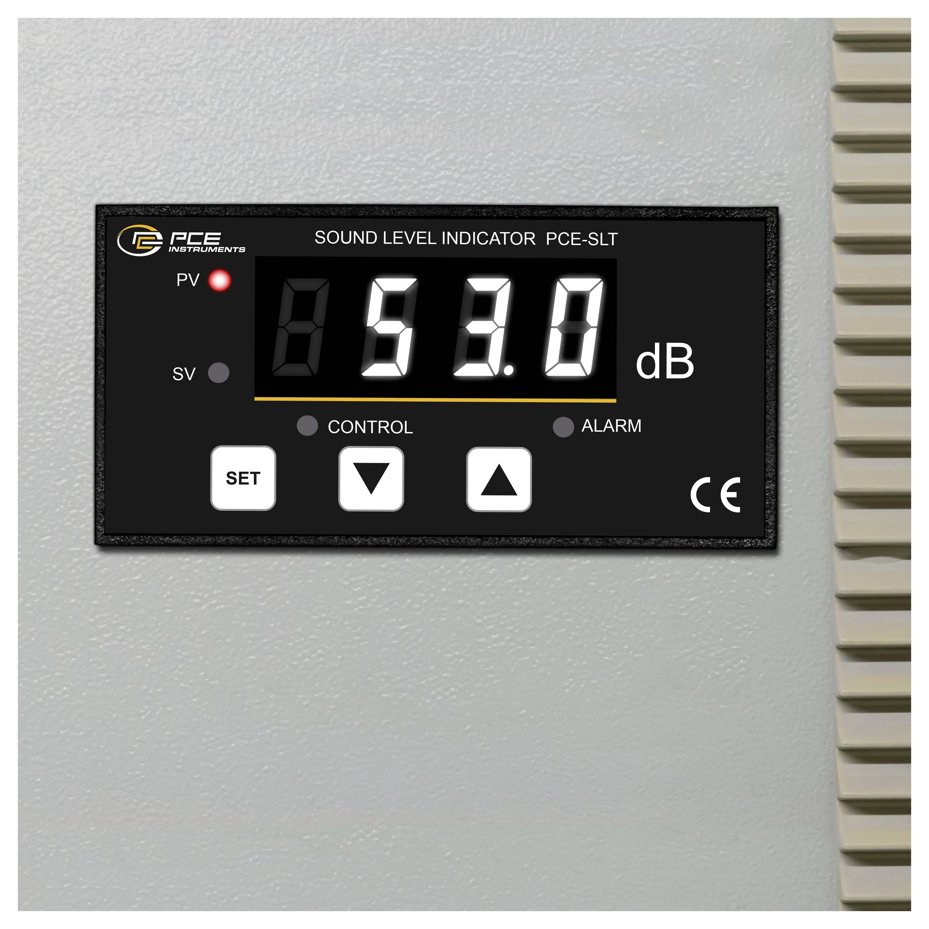 An der Wand montierter PCE-Schalldruckpegel-Anzeiger zeigt 53,0 dB an, mit Schaltflächen für Einstellung, Erhöhung und Erniedrigung sowie einer leuchtenden PV-Anzeige.