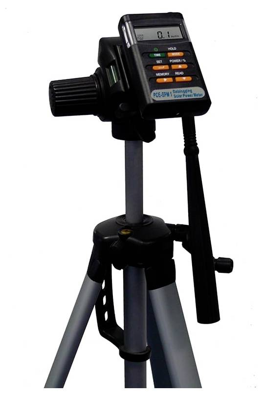 Schwarzes Gerät mit digitaler Anzeige auf einem Stativ montiert, wahrscheinlich ein Vermessungs- oder Messinstrument, isoliert auf weißem Hintergrund.