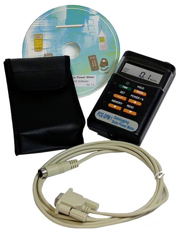 Solar-Strommessgerät-Set mit tragbarem Display, CD, schwarzer Tasche und Verbindungskabel.