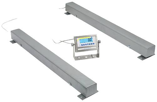 Zwei lange, schmale Metallplattformen mit einem elektronischen Displaygerät in der Mitte, auf dem eine Null-Anzeige zu sehen ist.