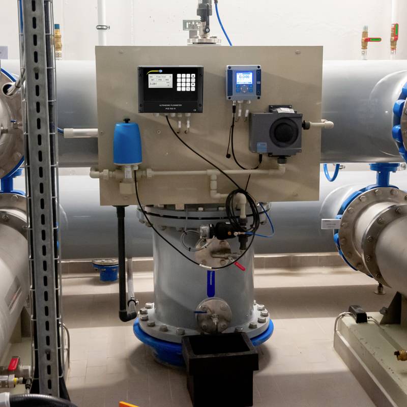 Industrielle Anlage mit einem großen Rohrsystem, Instrumenten zur Überwachung und Steuerung. Ventile und Anzeigen sind sichtbar.