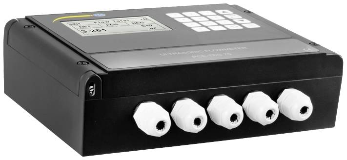 Ein Ultraschall-Durchflussmesser mit digitalem Display und mehreren Anschlüssen auf der Vorderseite. Gerät zeigt Messwerte an.