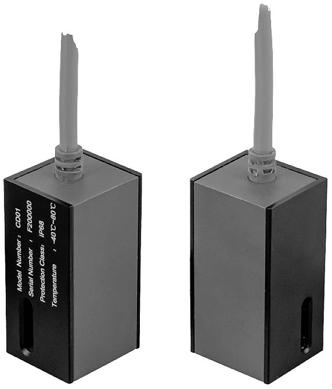 Zwei rechteckige, schwarze elektronische Geräte mit aufrecht stehenden Kabeln werden angezeigt. Text auf der Seite beschreibt Modell- und Seriennummer.