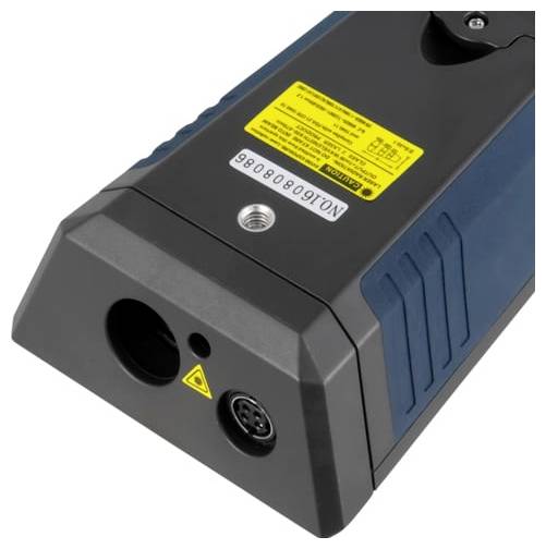 Nahaufnahme eines tragbaren Lasergeräts mit der Frontoberflächenöffnung, Warnbezeichnungen und Anschlussanschluss auf weißem Hintergrund.