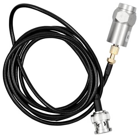 Schwarzes spiralförmiges Kabel mit Metallverbindern und einem silbernen zylindrischen Sensor oder Adapter auf weißem Hintergrund.