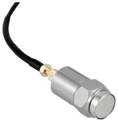 Nahaufnahme eines Metalldruckschalters mit einem schwarzen Kabel, das daran befestigt ist, vor einem weißen Hintergrund dargestellt.
