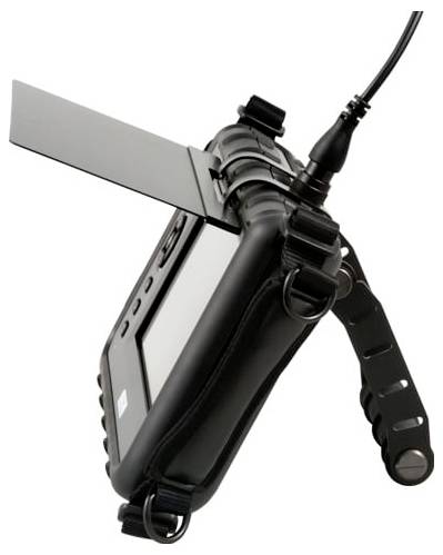 Ein kleines robustes Monitor- oder Gerät mit Sonnenschutz und angekabeltem Kabel, montiert auf einem Riemen oder einer Halterung vor weißem Hintergrund.