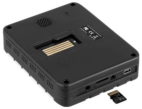 Schwarzes tragbares elektronisches Gerät mit einem Schlitz für eine Speicherkarte und eine kleine daneben gezeigte Karte auf weißem Hintergrund
