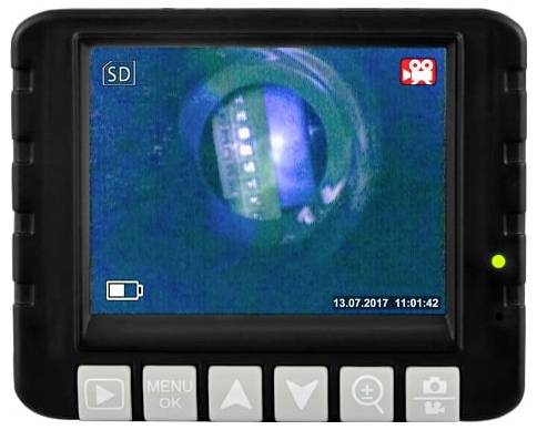 Ein tragbares Inspektionskamera-Display zeigt eine Nahaufnahme des Inneren einer Röhre oder eines Tunnels mit einer hellen kreisförmigen Öffnung und einem Datums-/Zeitstempel auf dem Bildschirm.
