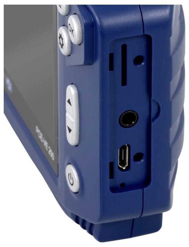 Nahaufnahme eines blauen tragbaren elektronischen Geräts, das Seitenports und Steuerelemente zeigt, einschließlich eines USB-Anschlusses, einer Kopfhörerbuchse und eines Netzschalters.