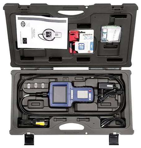 Offene Tragetasche mit einem tragbaren Inspektionskamera-Set, einschließlich Monitor, Sondenkabel, Zubehör, SD-Karte und Bedienungsanleitung.