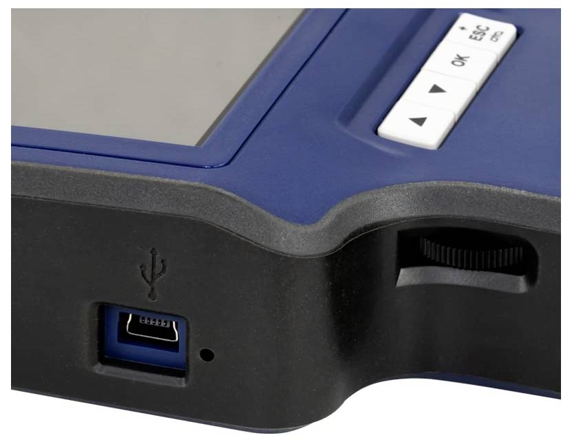 Nahaufnahme eines tragbaren Geräts mit einem USB-Anschluss, einem seitlichen Scrollrad und Schaltflächen mit den Bezeichnungen „ESC