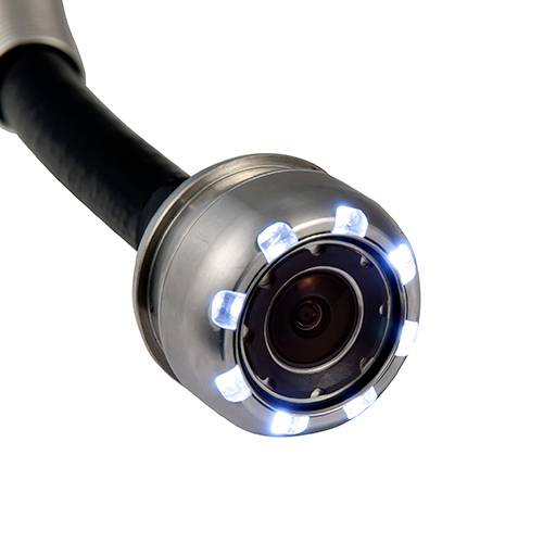 Nahaufnahme einer Endoskopkamera mit LED-Lichtern am Kamerakopf für medizinische Untersuchungen.