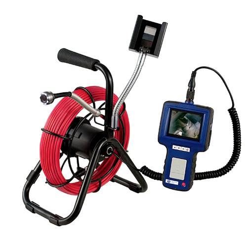 Rohrreinigungskamera-System mit roter Spule, flexiblem Kabel und tragbarem Monitor, der eine Innenansicht des Rohrs anzeigt.
