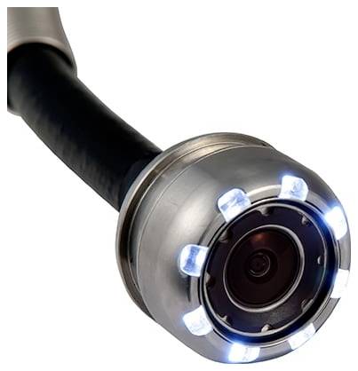 Nahaufnahme eines Inspektionskamerakopfs mit kreisförmiger Linse und hellen blauen LED-Leuchten auf einem flexiblen schwarzen Kabel.